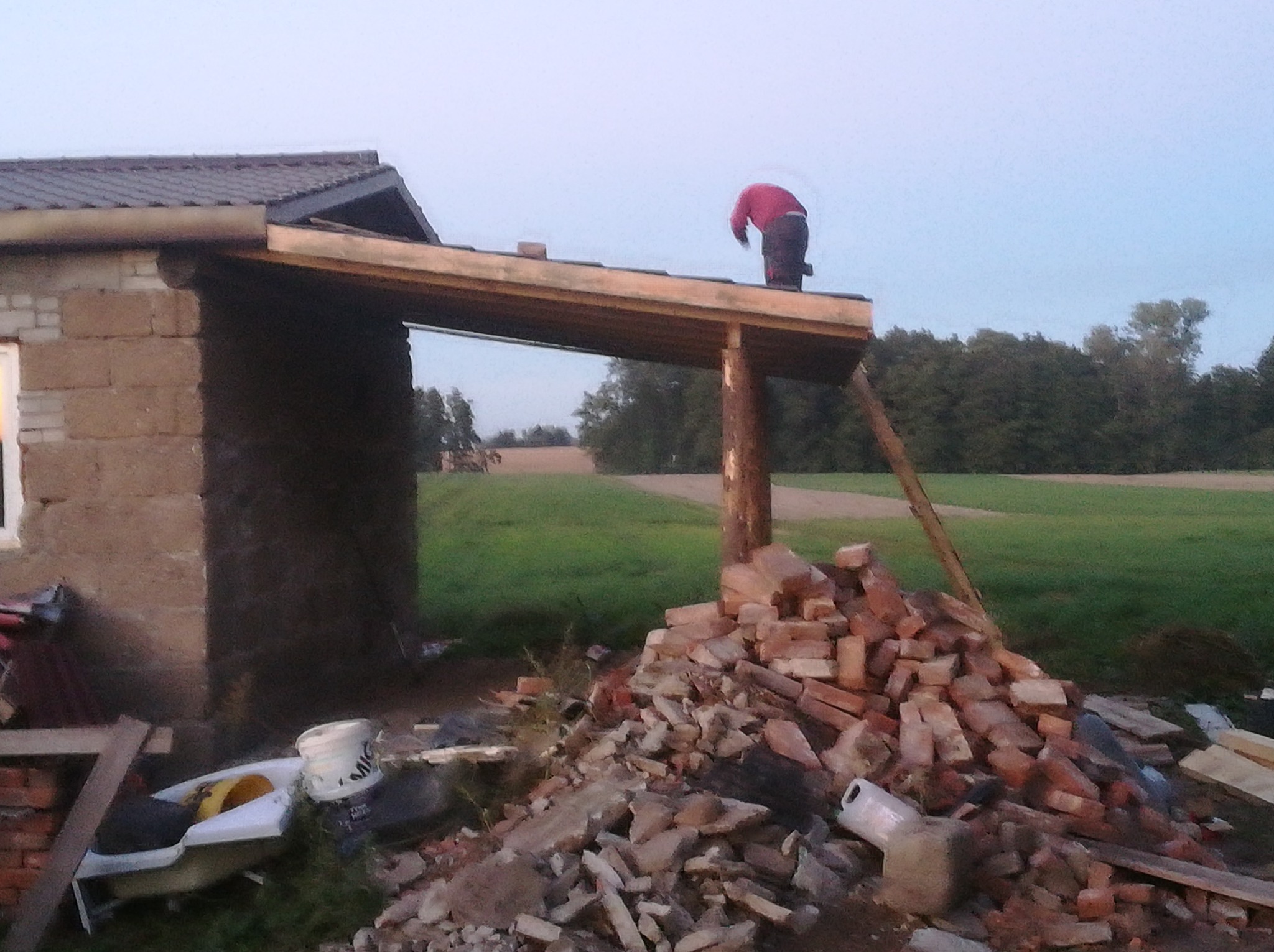 Budowa zadaszenia przy garazu