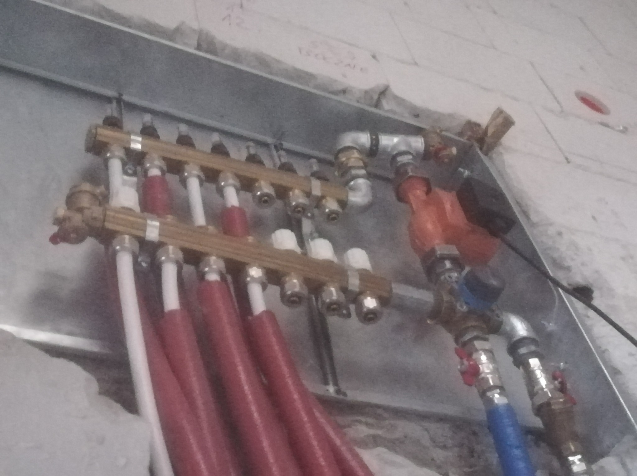 Instalacja ogrzewania podłogowego wraz z rozdzielaczem