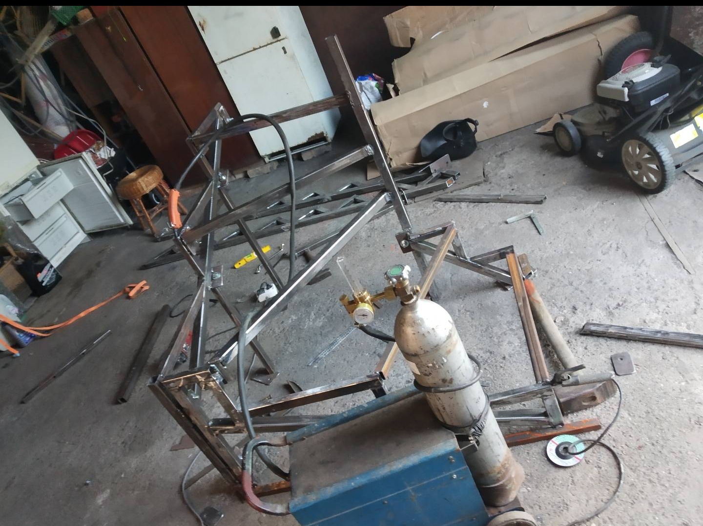 Konstrukcja metalowych schodów na poddasze