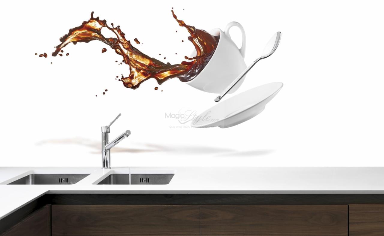 Nowoczesna kuchnia z białym blatem i drewnianymi frontami szafek, zlew dwukomorowy i unosząca się filiżanka z kawą, talerzyk i łyżeczka, efektowny rozprysk płynu.