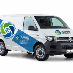 Biały samochód dostawczy Volkswagen New Transporter z niebiesko-zieloną grafiką reklamową firmy AMED, specjalizującej się w klimatyzacji i wentylacji, zaparkowany na białym tle.