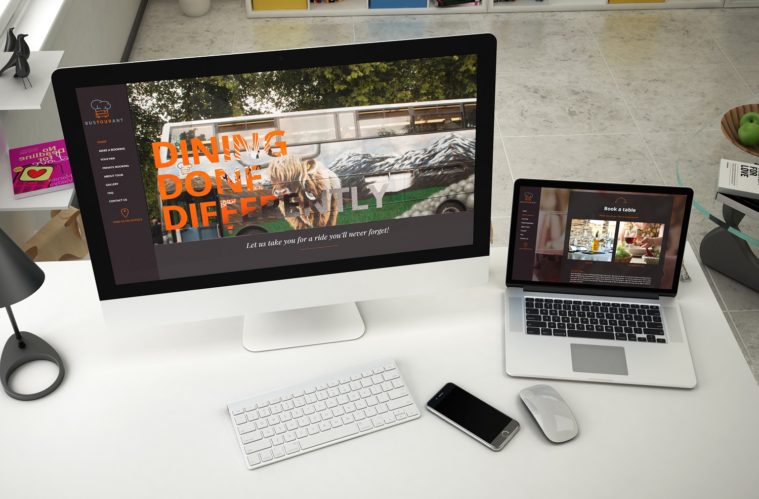 Dwa ekrany komputerów wyświetlają stronę internetową bustourant.com, prezentującą unikalny autobus restauracyjny z motywem szkockiej krowy Highland i gór, obok klawiatury, smartfona i myszki...