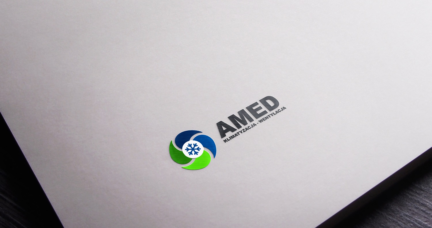 Logo firmy AMED z branży klimatyzacji i wentylacji, umieszczone na jasnoszarym tle z efektem głębi ostrości. Logo składa się z nazwy firmy i symbolu wirujących łopatek w kolorach niebieskim...