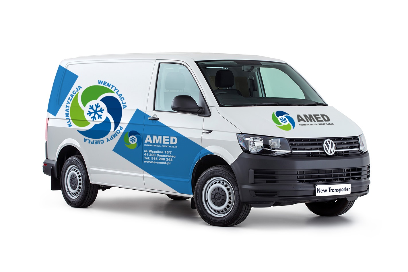 Biały samochód dostawczy Volkswagen New Transporter z niebiesko-zieloną grafiką reklamową firmy AMED, specjalizującej się w klimatyzacji i wentylacji, zaparkowany na białym tle.
