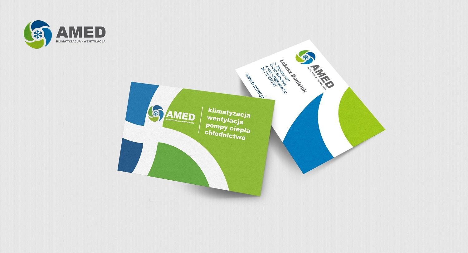 Dwie wizytówki firmy AMED, specjalizującej się w klimatyzacji i wentylacji, leżące na jasnoszarym tle. Jedna wizytówka prezentuje logo i dane kontaktowe Łukasza Denisiuka, druga zawiera logo...