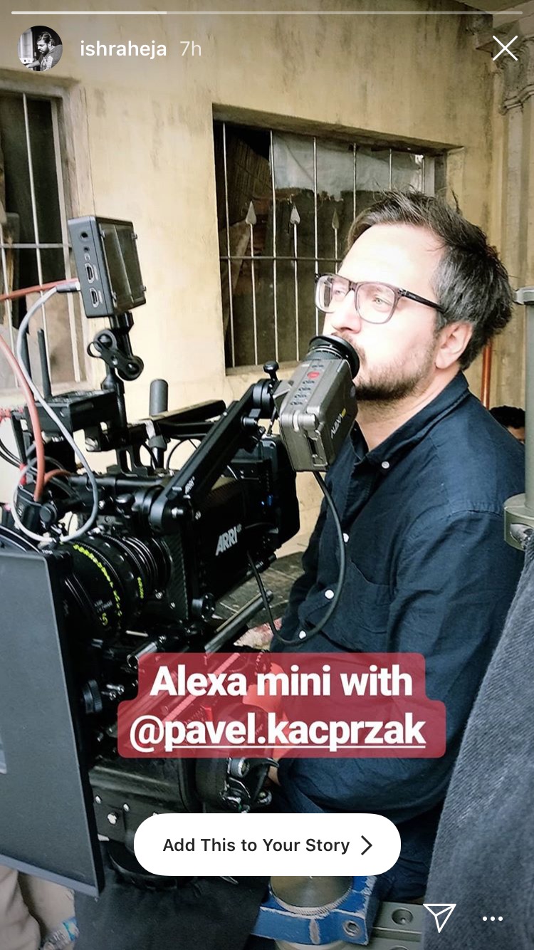 Operator z kamerą Arri Alexa Mini podczas realizacji nagrania w pomieszczeniu z oknem w tle.