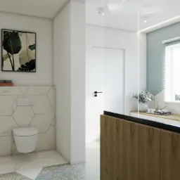 Nowoczesna łazienka z białą toaletą na tle heksagonalnych płytek imitujących marmur, roślinnym motywem w ramie, drewnianą zabudową i oświetleniem LED.