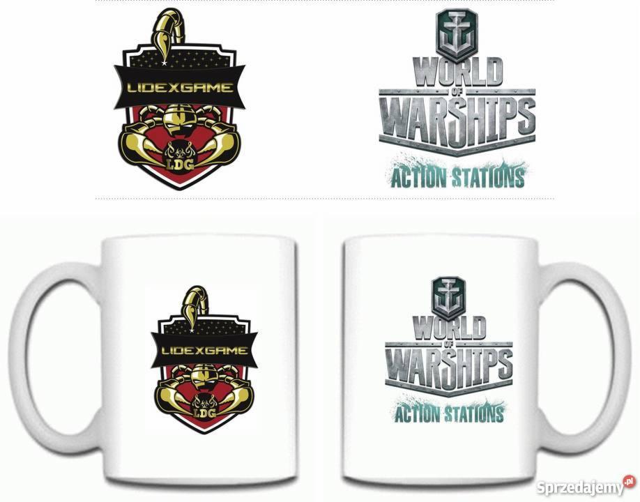 Dwa białe kubki z nadrukowanymi logotypami gier: Lidexgame ze skorpionem i World of Warships z kotwicą, ustawione obok siebie na białym tle.