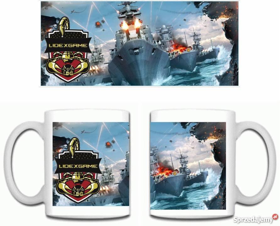 Dwa białe kubki z nadrukiem: jeden z logo LideXGame na tle bitwy morskiej, drugi z samą bitwą morską z perspektywy okrętu.