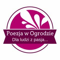 Fioletowe logo firmy 'Poezja w Ogrodzie. Dla ludzi z pasją...' w okręgu, z abstrakcyjnym motywem roślinnym w górnej części.
