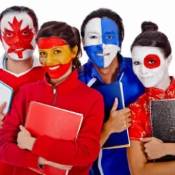 Grupa czterech os&oacute;b z pomalowanymi twarzami w barwach Kanady, Hiszpanii, Finlandii i Japonii, trzymających notatniki, na białym tle.