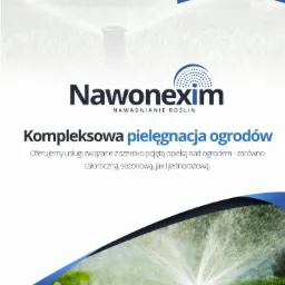 Grafika reklamowa firmy Nawonexim, specjalizującej się w nawadnianiu roślin i kompleksowej pielęgnacji ogrodów, prezentująca zraszacz w akcji na tle zielonego trawnika.