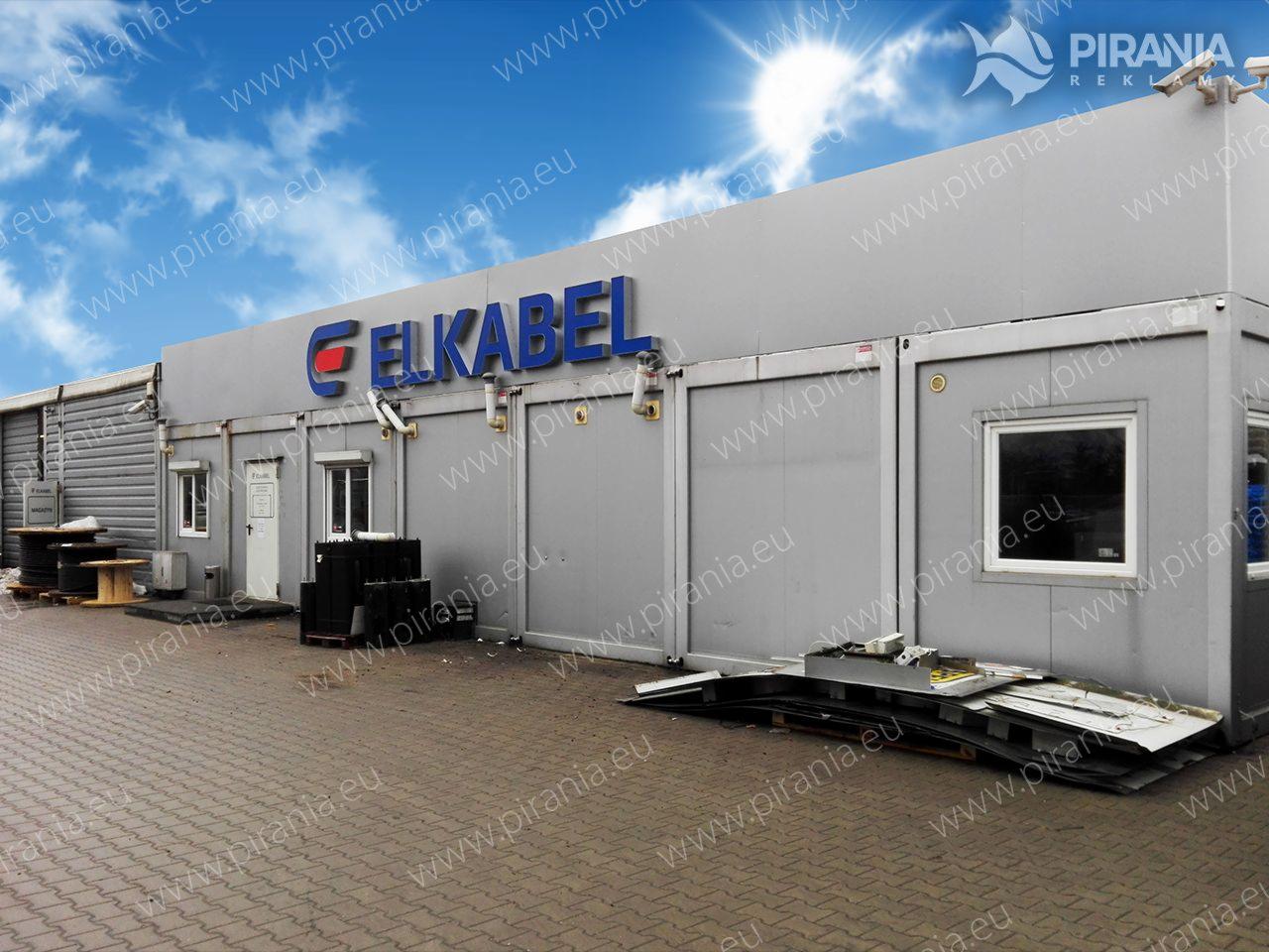 Budynek biurowy z szarej blachy z niebieskim napisem 'CELKABEL' wykonanym z liter 3D na fasadzie, widoczne kamery przemysłowe i logo firmy Piranha Reklam na dachu.