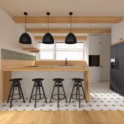IMO studio - Wizualizacja kuchni z drewnianym blatem, czarnymi hokerami i lampami. Białe szafki, czarna lodówka i wzorzysta podłoga. Drewniane belki stropowe dodają ciepła.