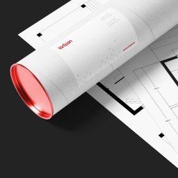 Route Studio - Architektoniczny plan wnętrza z wymiarami, częściowo zwinięty w tubę z czerwonym wieczkiem i logo firmy Vinsan