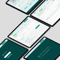 Kilka tabletów z wyświetlonym interfejsem użytkownika strony internetowej z elementami formularzy i logo Oferteo, ułożonych pod różnymi kątami na jasnoszarym tle.