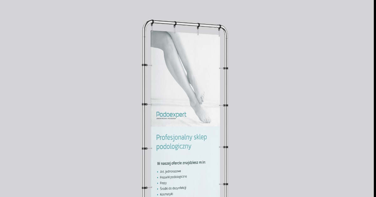 Roll-up reklamowy z grafiką przedstawiającą nogi i hasłem 'Profesjonalny sklep podologiczny' oraz listą oferowanych produktów i usług.