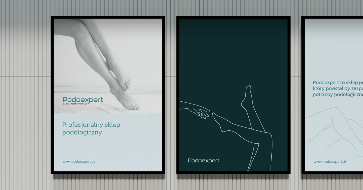Trzy plakaty reklamowe z minimalistyczną grafiką i tekstem promujące sklep podologiczny Podoexpert, wiszące na ścianie o teksturze pionowych paneli.