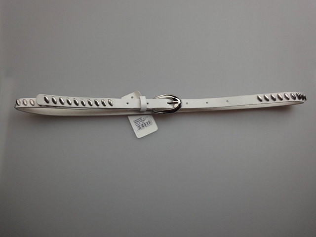 Biały, skórzany pasek damski z metalowymi ćwiekami w kształcie łezki, leżący na szarym tle, z widoczną metką cenową.