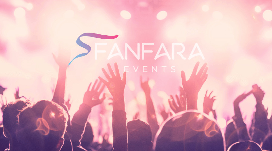 Tłum ludzi z podniesionymi rękami na tle rozświetlonej sceny z logo 'Fanfara Events' w Lublinie.