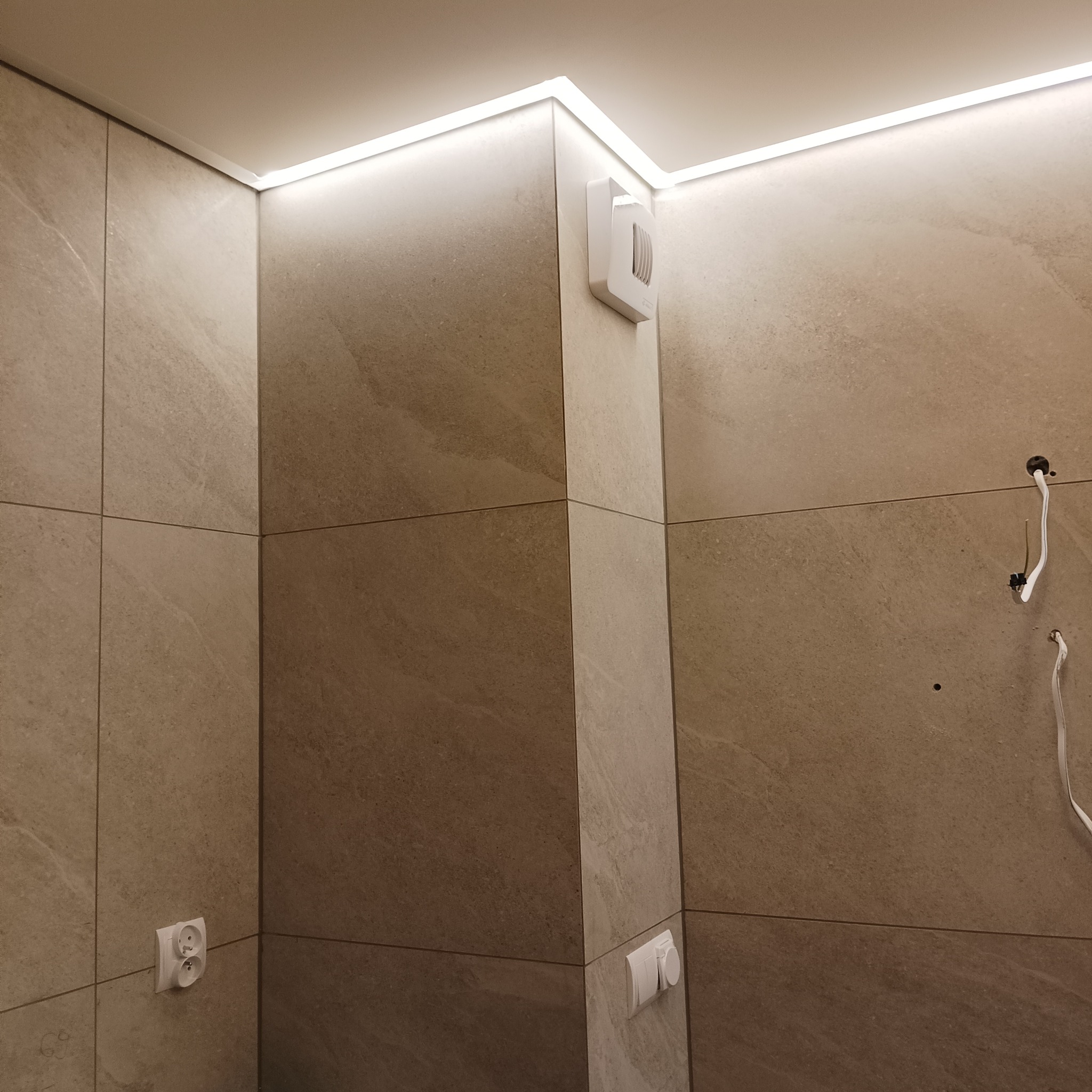 Montaż sufitu napinanego