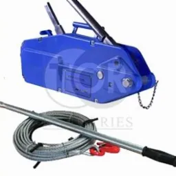 Niebieska wciągarka linowa ręczna z liną stalową i dźwignią, widoczne detale mocowania i łańcuch, jasne tło