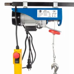 Elektryczny wciągnik łańcuchowy TOR PA250 z żółtym pilotem sterującym, zamontowany na szynie.