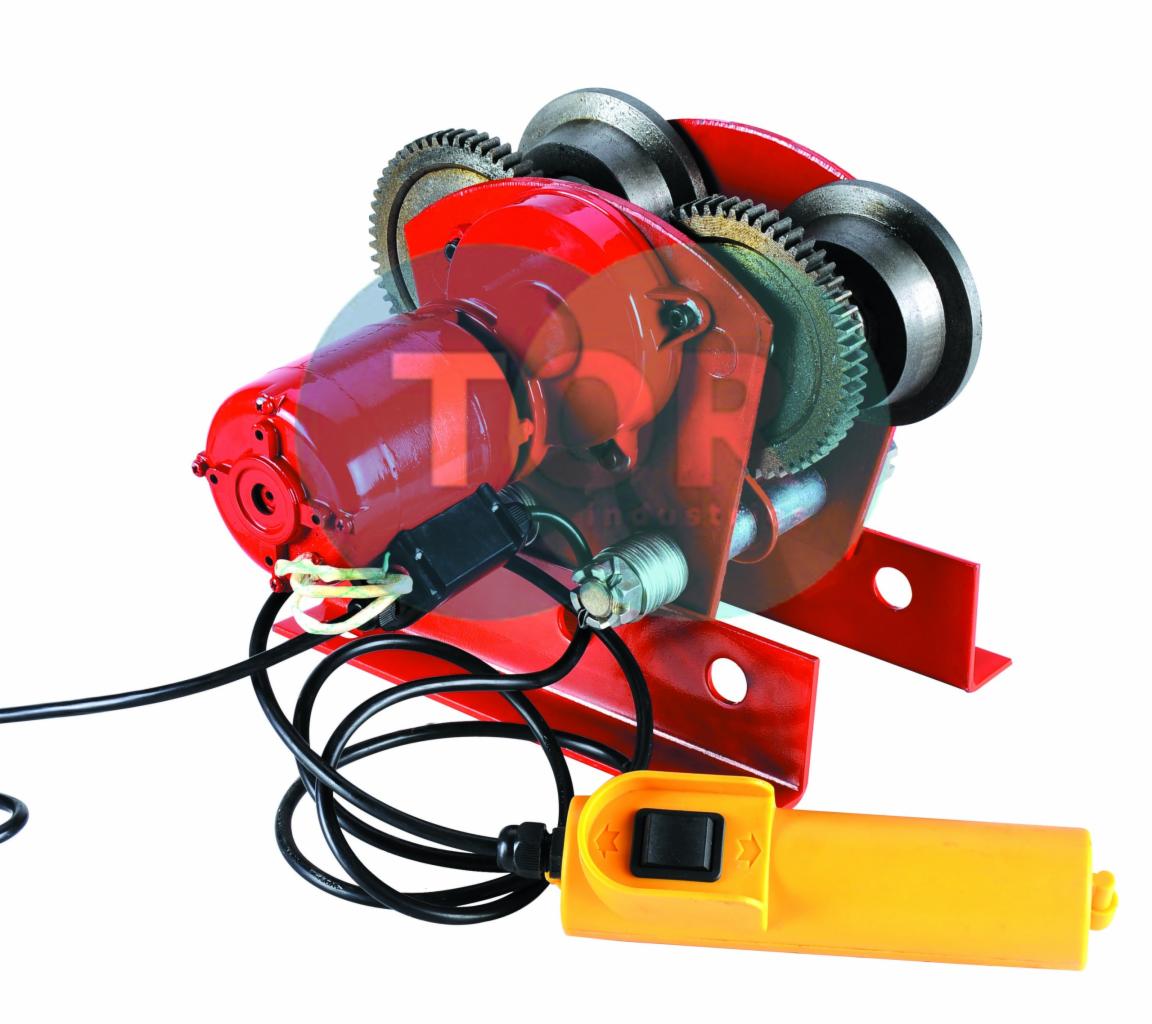 Elektryczny wózek jezdny z silnikiem i sterowaniem na przewodzie, widoczne koła jezdne i przekładnia zębata, czerwona obudowa, żółty pilot sterujący.