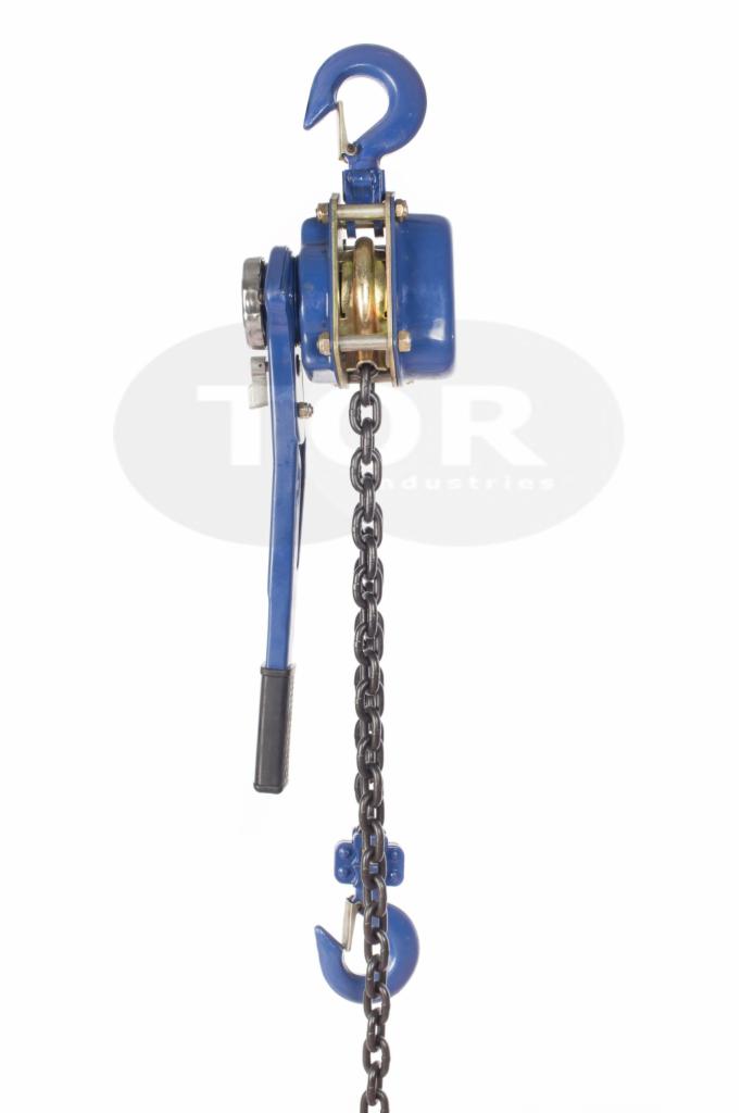 Niebieski podnośnik łańcuchowy z dźwignią na białym tle, widoczne haki i łańcuch.