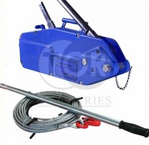 Niebieska wciągarka linowa ręczna z liną stalową i dźwignią, widoczne detale mocowania i łańcuch, jasne tło