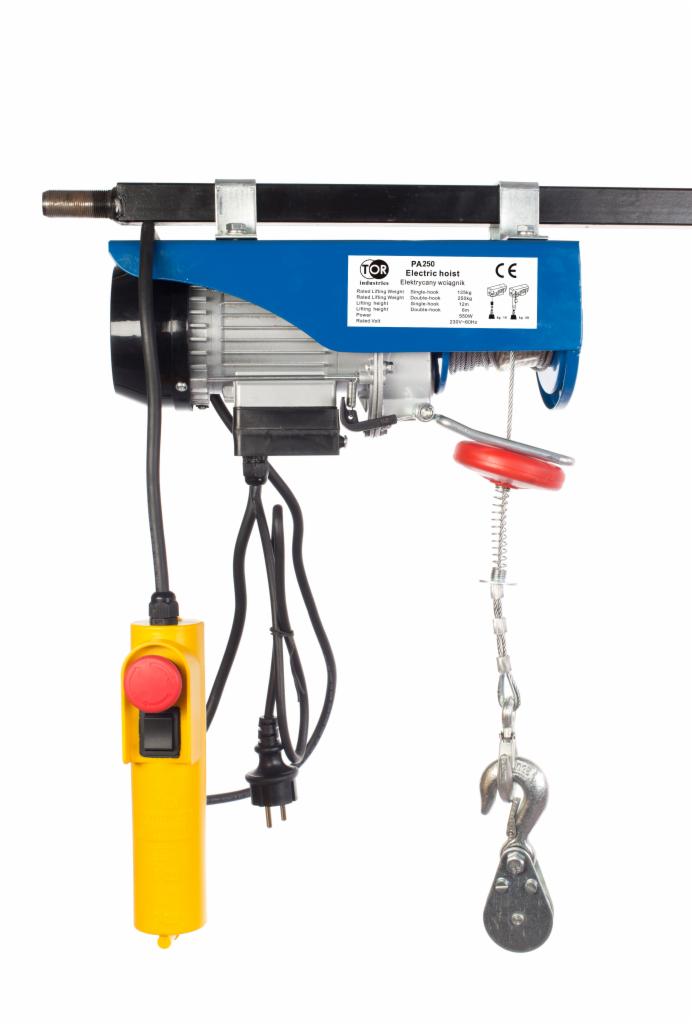 Elektryczny wciągnik łańcuchowy TOR PA250 z żółtym pilotem sterującym, zamontowany na szynie.