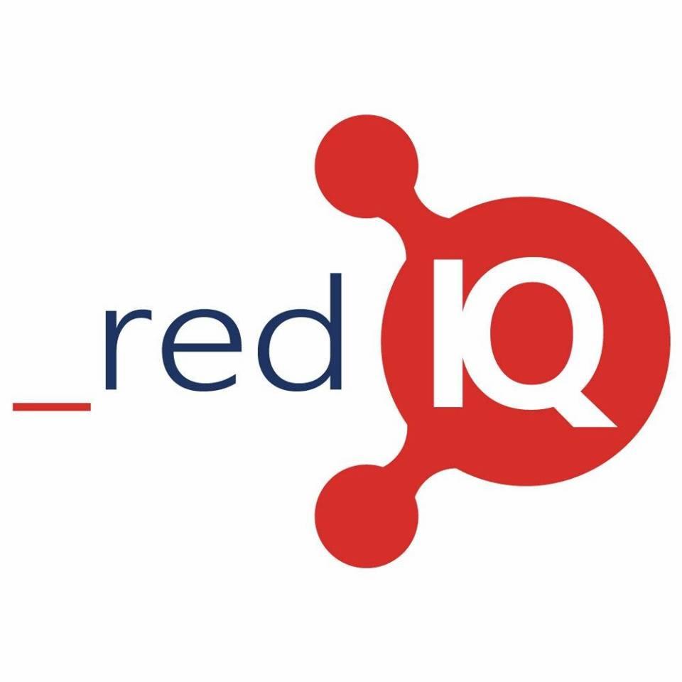 Logo firmy Red IQ: nazwa firmy w kolorze niebieskim z czerwonym symbolem przypominającym komórkę lub molekułę obok.