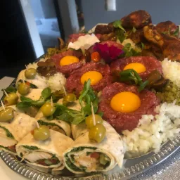 Półmisek mięsny mix z tortillami kurczakiem oraz tatarem wołowym