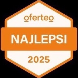Pomarańczowa odznaka Oferteo 'NAJLEPSI 2025' w białym obramowaniu na czarnym tle.