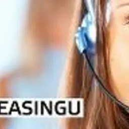 Portret kobiety z headsetem, logo firmy 'Eksperci Leasingu' w dolnej części kadru, rozmyte postacie w tle.