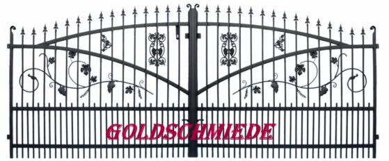 Kuta brama dwuskrzydłowa z motywem roślinnym i dekoracyjnymi grotami na górze, widok frontalny.