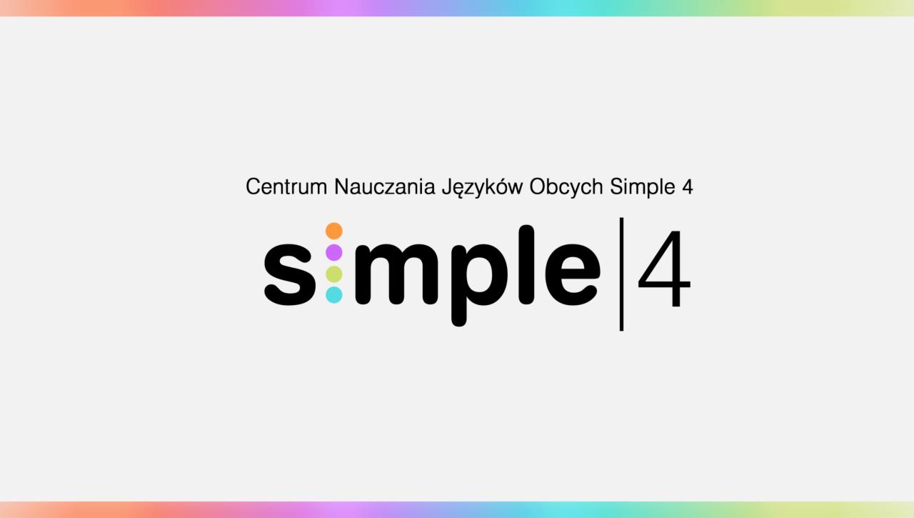 Logo centrum nauczania języków obcych Simple 4 z kolorowymi kropkami nad literą 's' i pionową linią oddzielającą słowo 'simple' od cyfry '4', umieszczone na jasnoszarym tle z kolorowym paskiem...