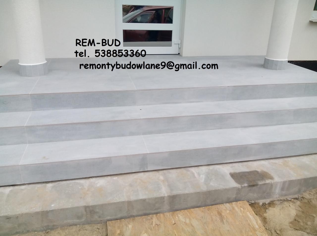 Wykończone, jasnoszare płytki na schodach wejściowych do domu z białymi kolumnami, widoczne logo firmy 'REM-BUD' oraz dane kontaktowe.