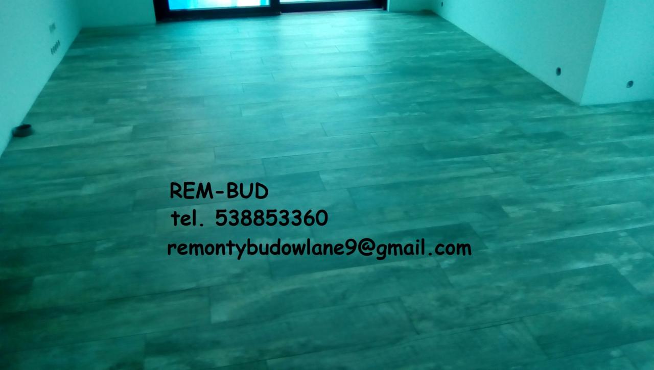 Kładzenie płytek w salonie