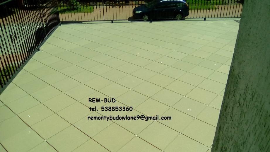 Kładzenie płytek na tarasie