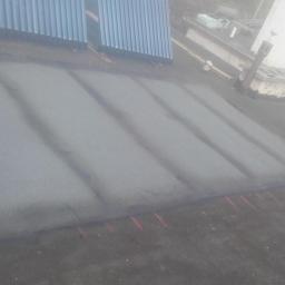 macedonska - Instalacja paneli słonecznych na dachu pokrytym papą we Wrocławiu, widoczne ślady po ołówku dekarskim.