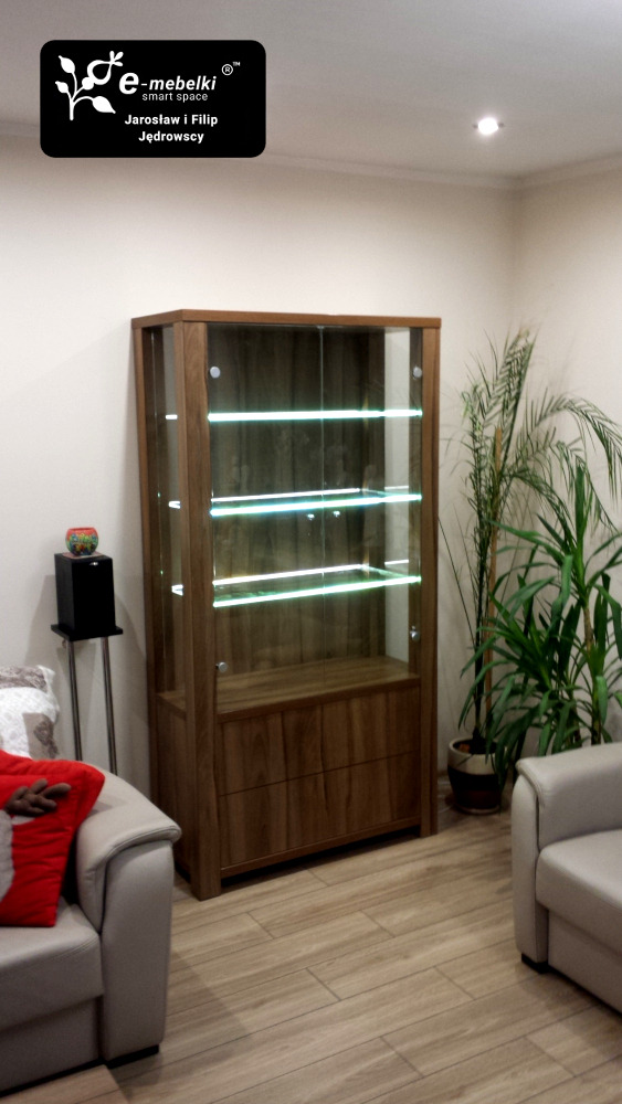 witryna z kwardatowymi całymi nogami i oswietleniem led