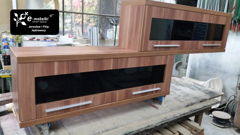 półka wisząca z czarnym szkłem lacobel