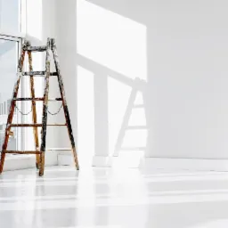 Jasne, minimalistyczne wnętrze z drewnianą drabiną malarską opartą o okno, ślady farby na drabinie, odbicia światła na podłodze.