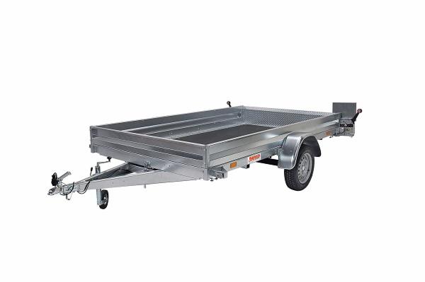 Pusta, srebrna przyczepka samochodowa z czarną, gumową podłogą na białym tle, widok z boku.