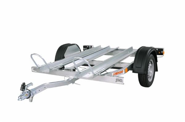 Aluminiowa przyczepa do przewozu motocykli z dwoma stanowiskami, widoczna na białym tle.