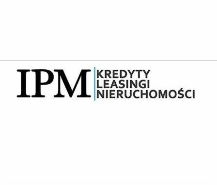 Logo firmy IPM z czarnym napisem Kredyty, Leasingi, Nieruchomości na białym tle.