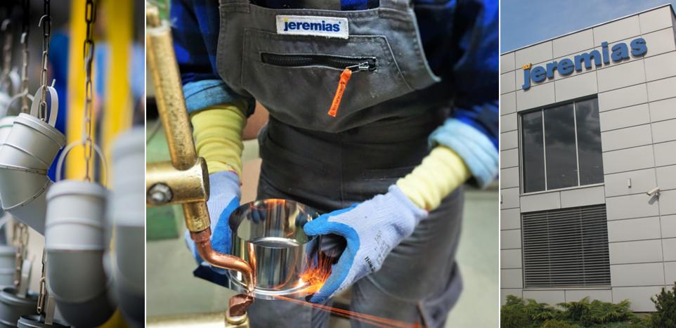 Spawanie punktowe metalowego elementu przez pracownika w rękawicach ochronnych, w tle zawieszone elementy oraz budynek firmy z logo Jeremias.