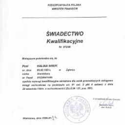 Skan świadectwa kwalifikacyjnego Ministerstwa Finansów z 1996 roku dla Haliny Wnuk, potwierdzającego spełnienie wymogów kwalifikacyjnych do prowadzenia usługowo ksiąg rachunkowych. Dokument zawiera...