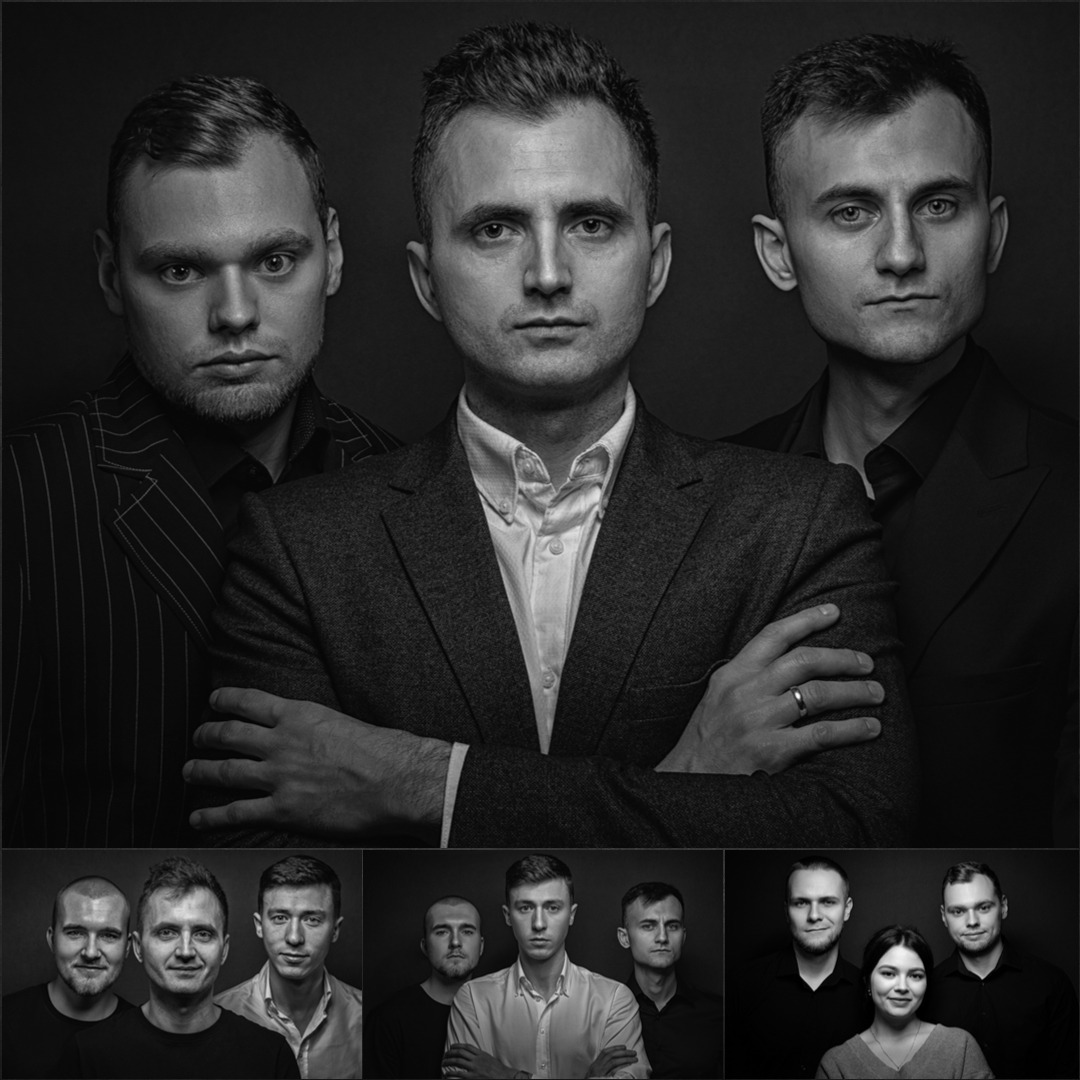 Czarno-białe, studyjne portrety trzech mężczyzn w garniturach, zmontowane w kolaż. Centralna postać z założonymi rękami, pierścień na palcu. Profesjonalne oświetlenie.